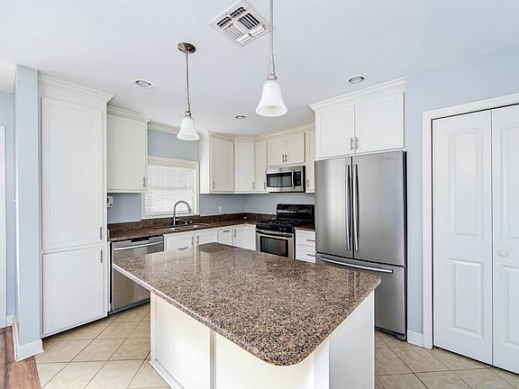 5th image of 204 Buquet St