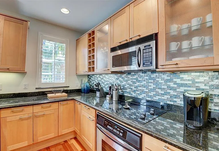 306 E Mallory Cir — Photo 9