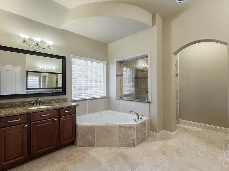 32611 Waltham Xing — Photo 24
