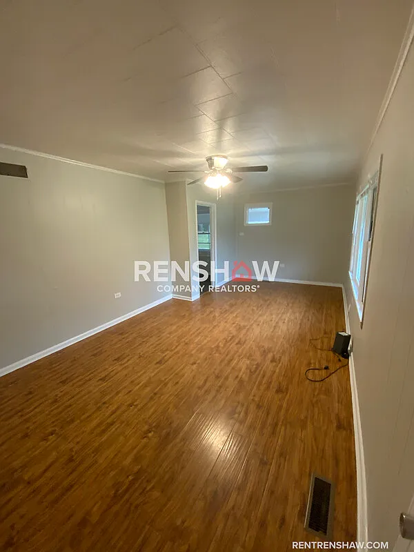 3 bed, 1.0 bath, 996 sqft, $850 — Photo 2