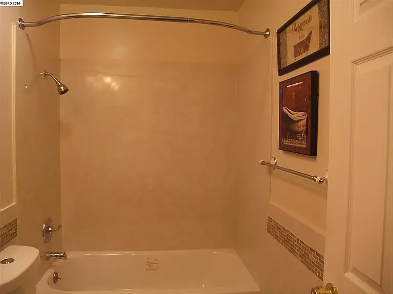 4 bed, 1632 sqft, $4,350 — Photo 2