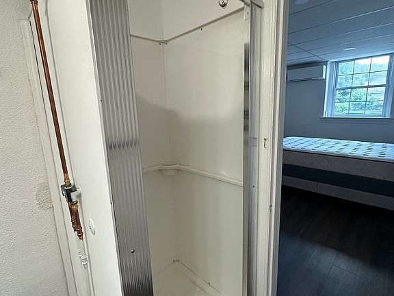 5th image of 515 Surrey Ave #1A