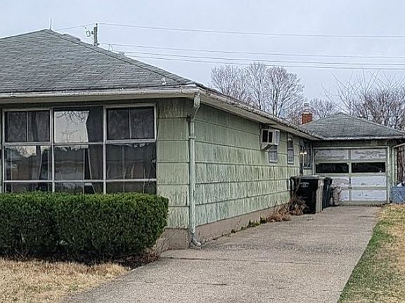 3rd image of 116 N Tuxedo Dr