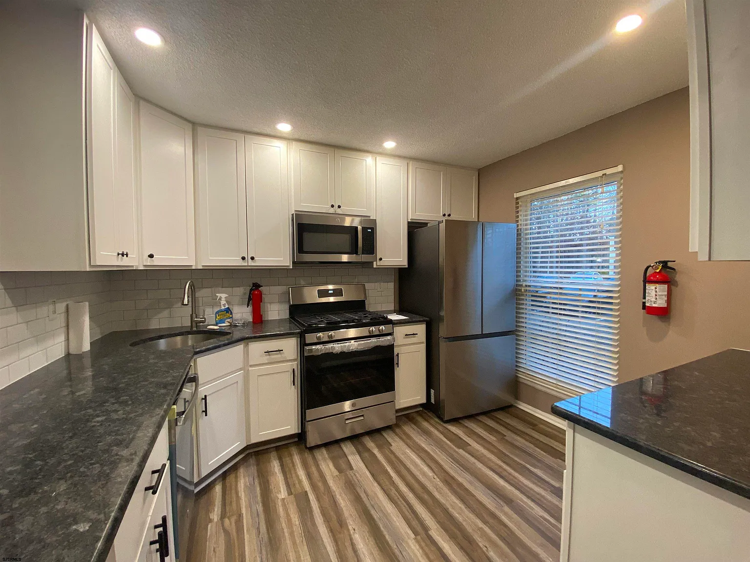 2 bed, 2.5 bath, $2,200 — Photo 4