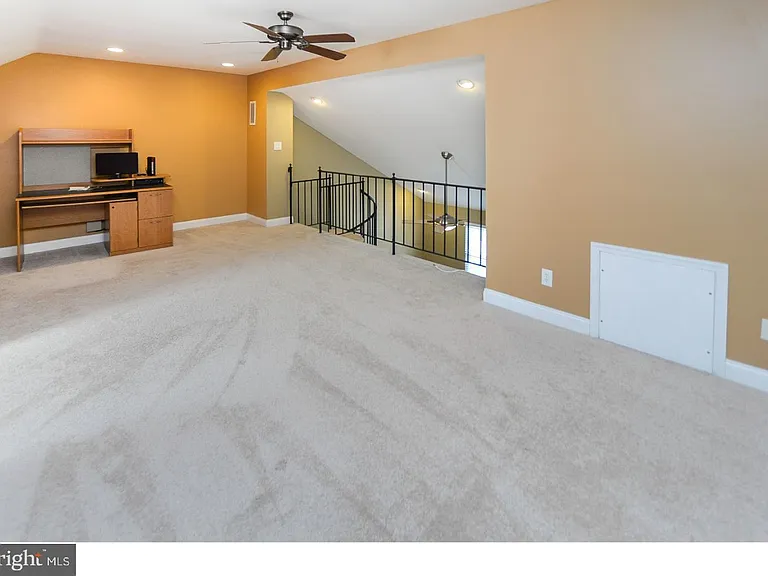 102 Hazelwood Ln — Photo 15