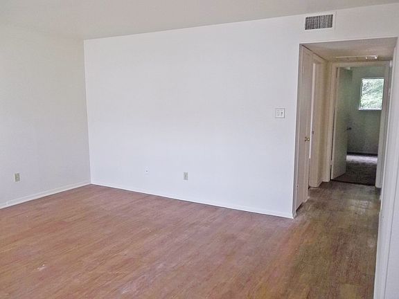 4th image of 611 Bracewood Cir APT A