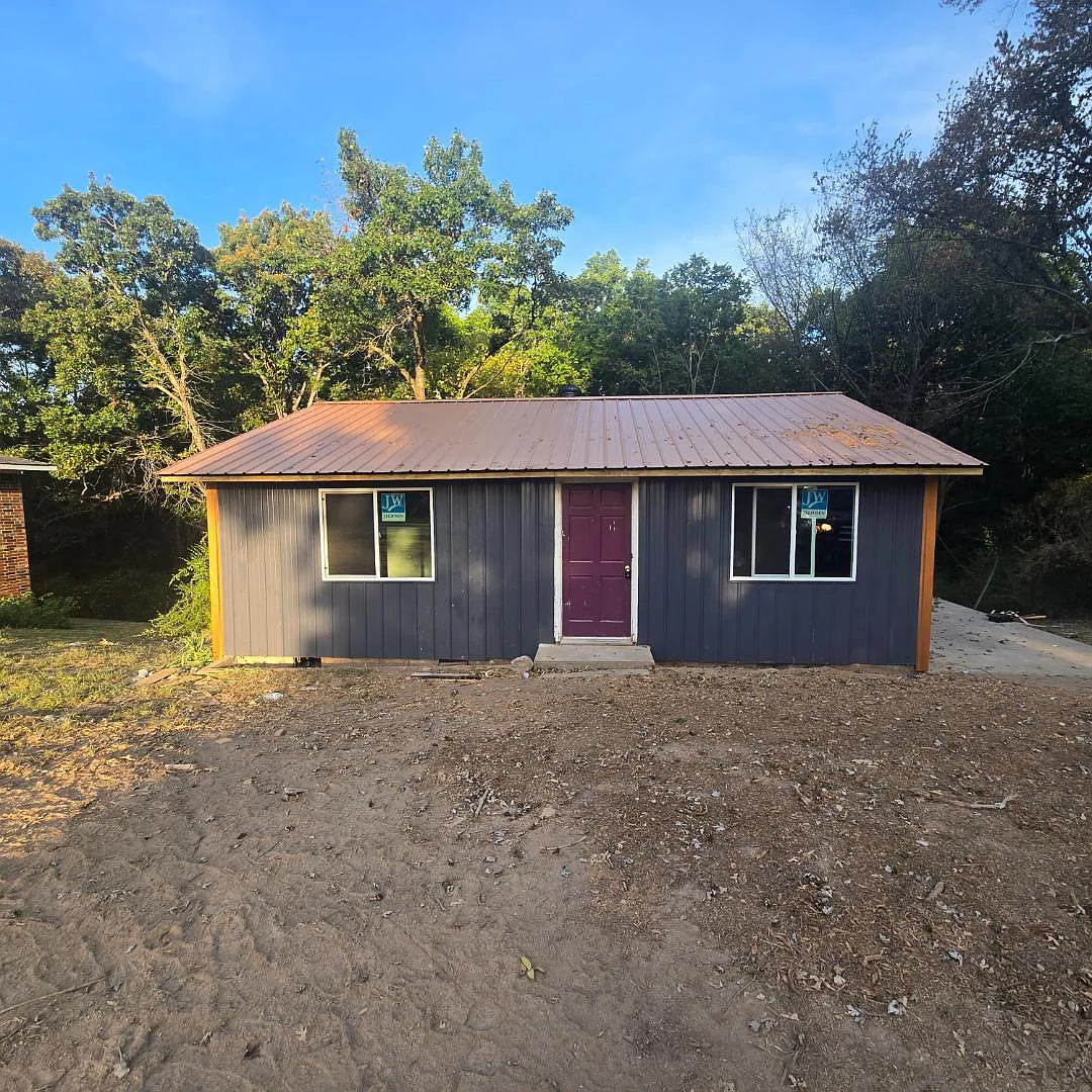 3065 James St — Photo 1