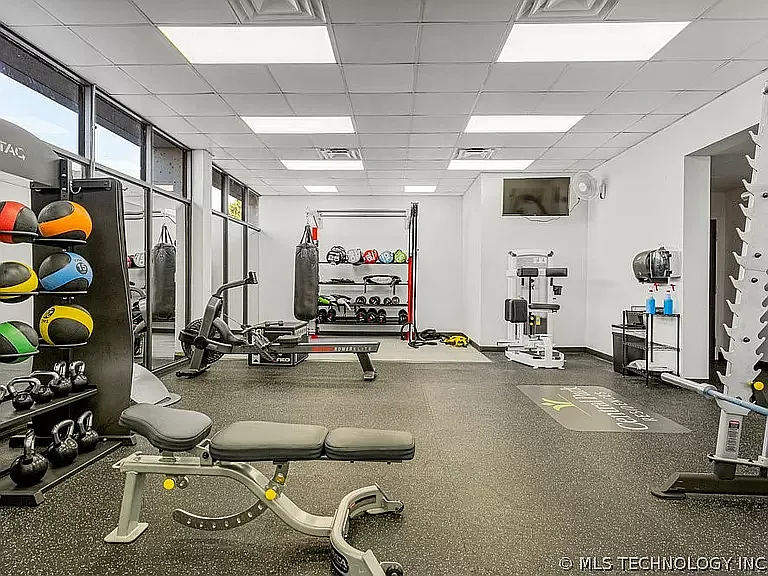 450 W 7th St #1606 — Photo 25