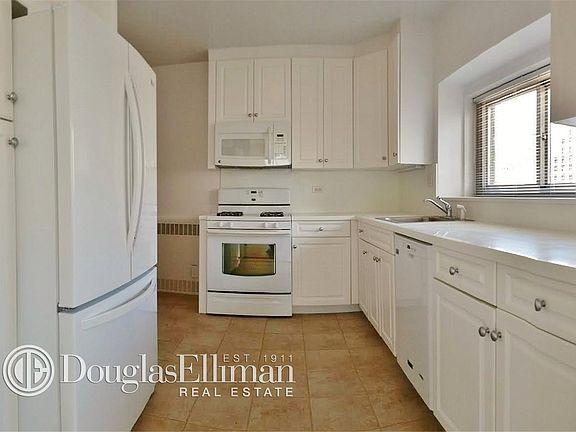 2nd image of 200 E 71st St APT 20A