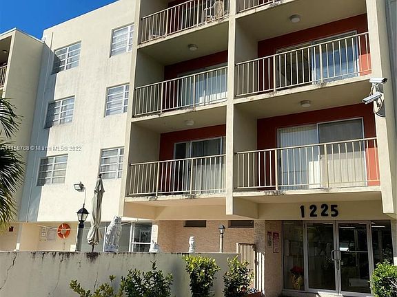 3rd image of 1225 NE 124th St APT 37B