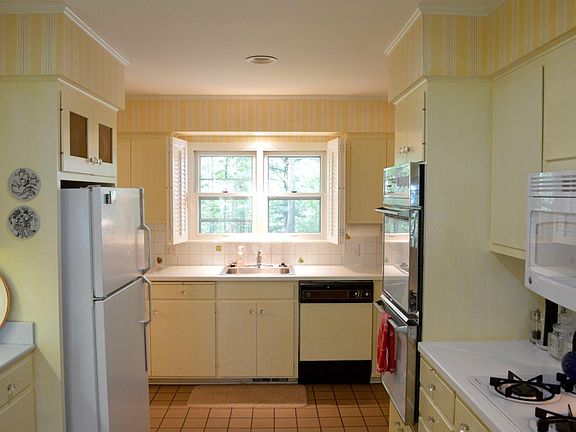 4th image of 2094 Arrowhead Dr