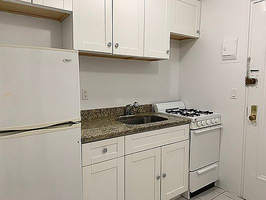 4th image of 270 W 25th St APT 4A