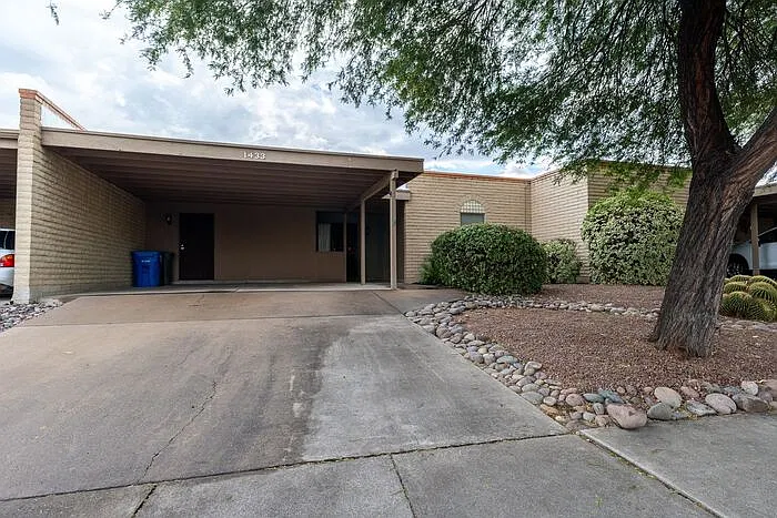2 bed, 1.0 bath, 1179 sqft, $1,275 — Photo 2