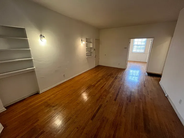 139 S Sweetzer Ave — Photo 5