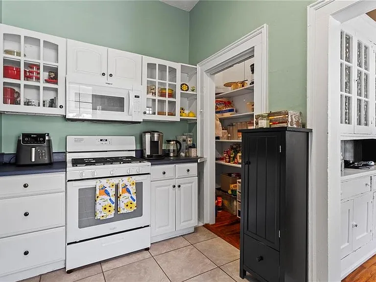 Kitchen w/Pantry