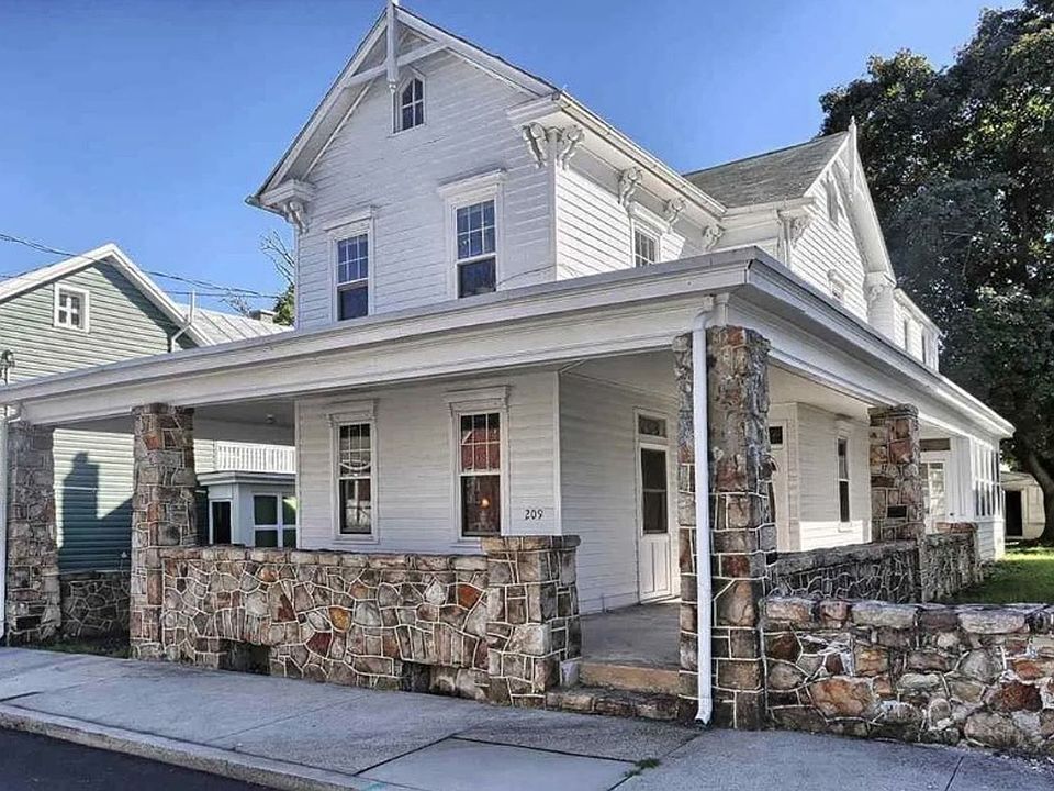 1st image of 209 S Washington St