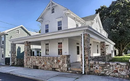 209 S Washington St Photo 1