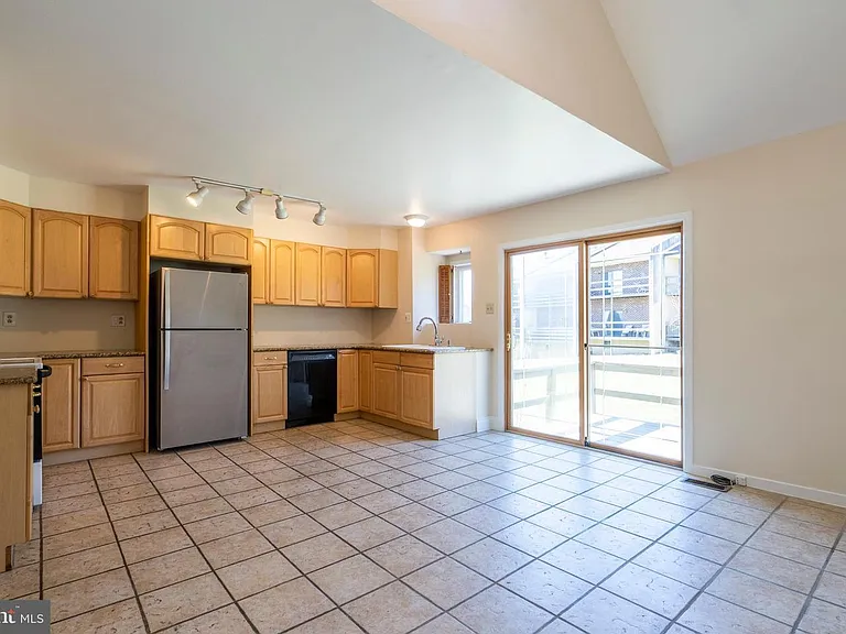 506 Saint Albans Ct — Photo 6