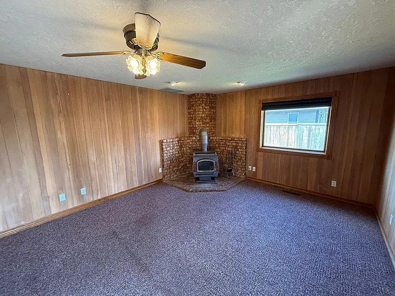 460 SE Conifer Pl — Photo 15