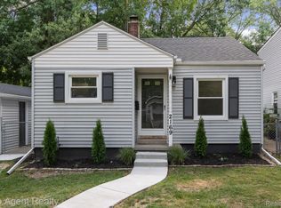 2169 Roslyn Rd, Grosse Pointe Woods, MI 48236