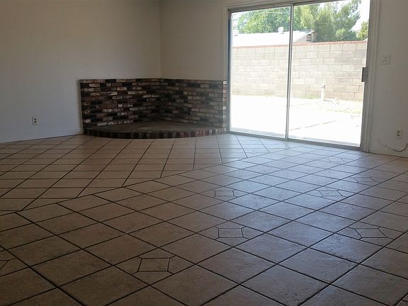 Lrge Family Room w/tiled flr