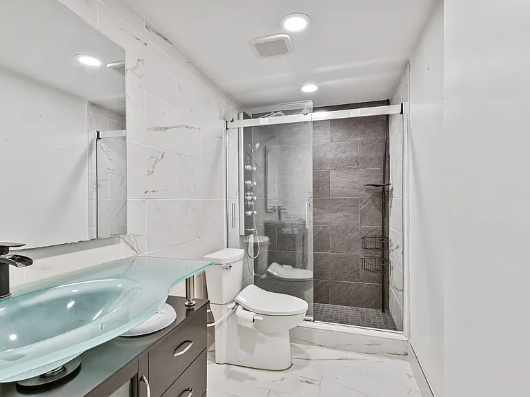 Ensuite full bathroom in primary bedroom area