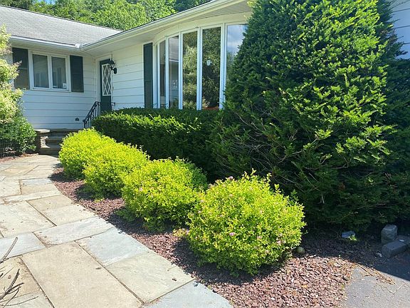 3rd image of 230 Delside Dr
