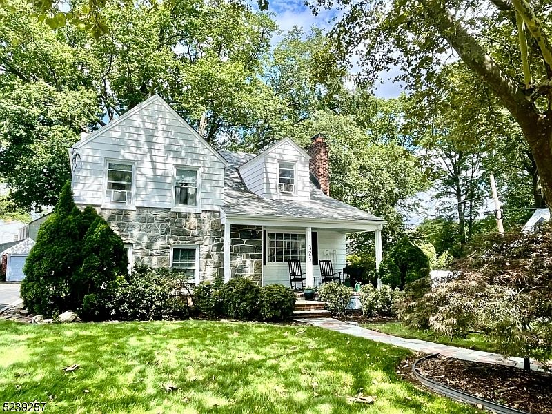 1st image of 325 Huguenot Ave