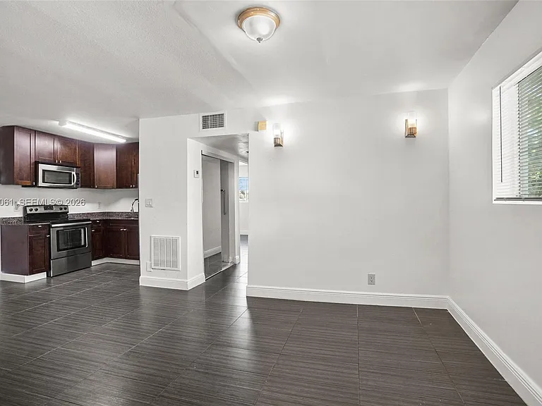 37 SW 14th St #10 — Photo 3