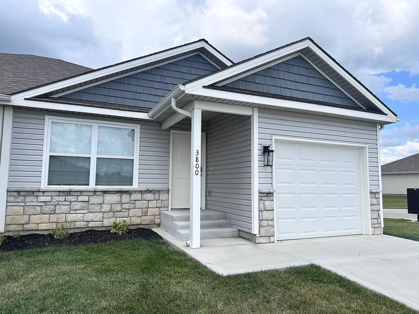 4 Bed | 3 Bath | 1 Car Garage Duplex in Kansas City — Photo 2