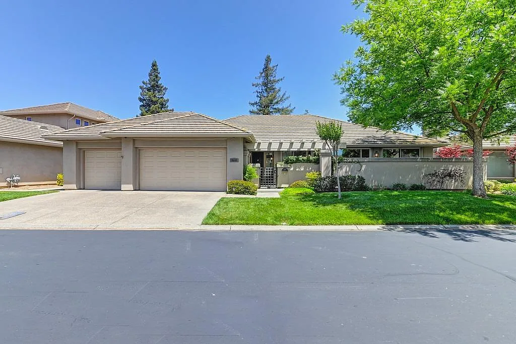 9535 Golf Course Ln photo 1
