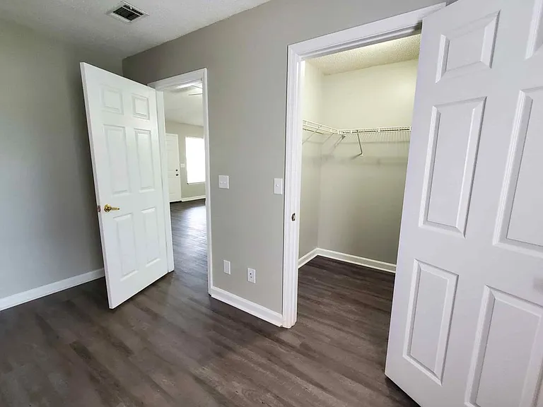 Holly Cove Apartments — Photo 12