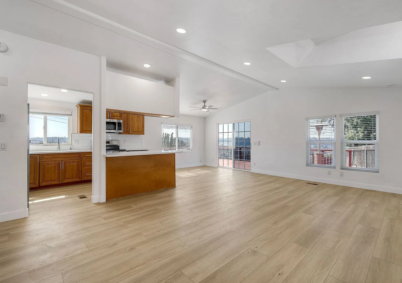 San Diego Serra Mesa Views Views Views Refreshed 3 Bed W/Solar — Photo 4