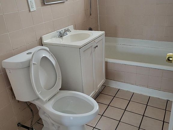 3rd image of 2921 W 24th Blvd #2A