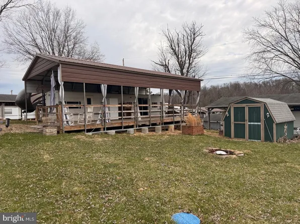 21 Campfire Blvd, Falling Waters, WV 25419