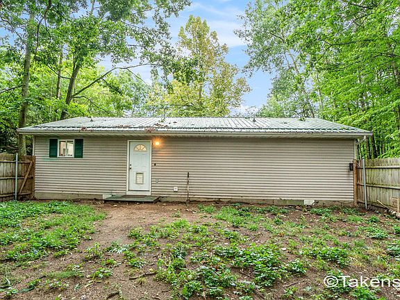 4th image of 1164 Queensway Dr