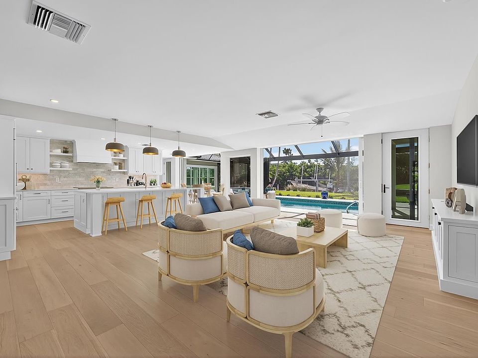 1st image of 924 Kings Crown Dr