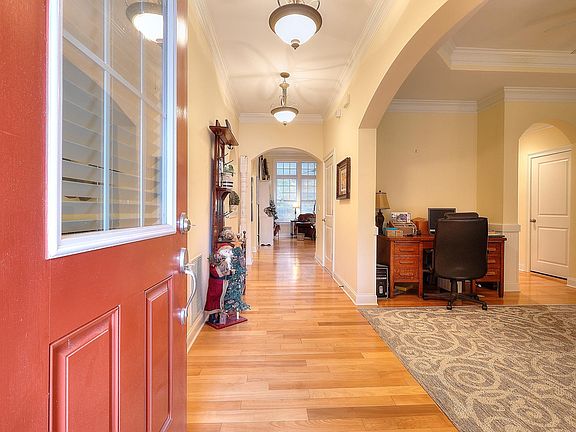 3rd image of 1102 Creekwood Cir