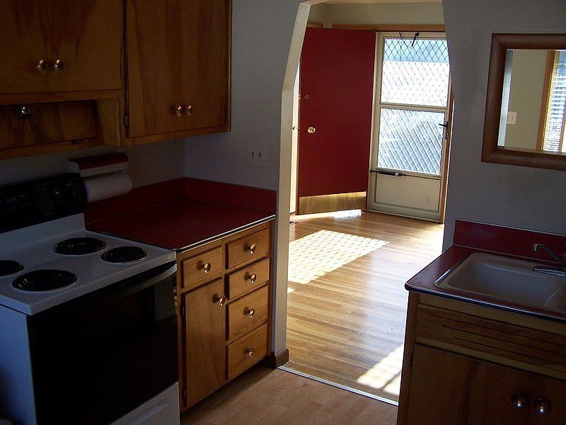 2nd image of 3131-3133 NE Emerson St