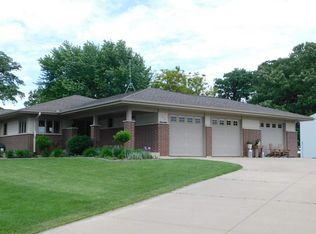 224 Royal Oaks Dr, Cresco, IA 52136
