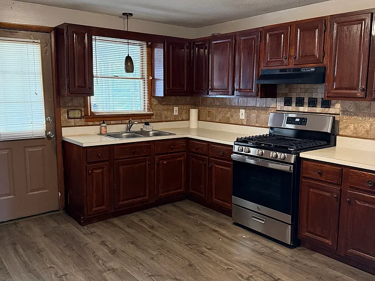 54 Roosevelt St #2 — Photo 4