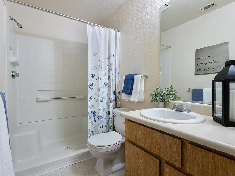 Live Oak Apartments — Photo 11