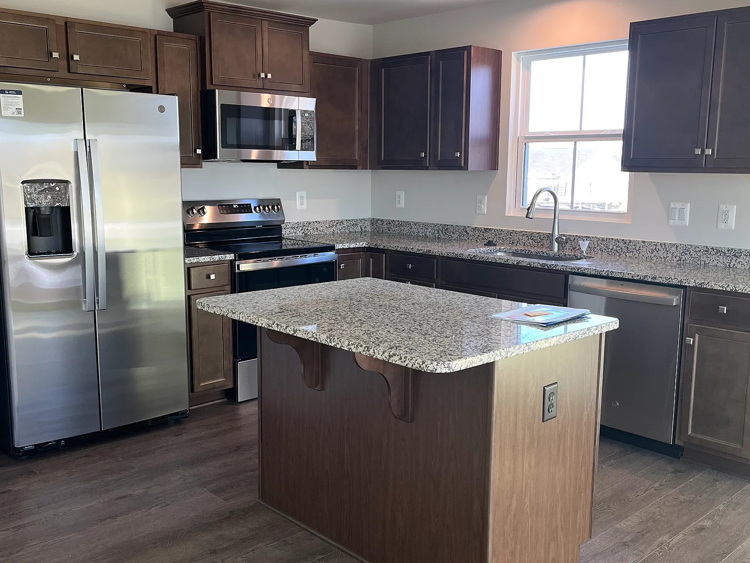 3 bed, 1350 sqft, $2,200 — Photo 2