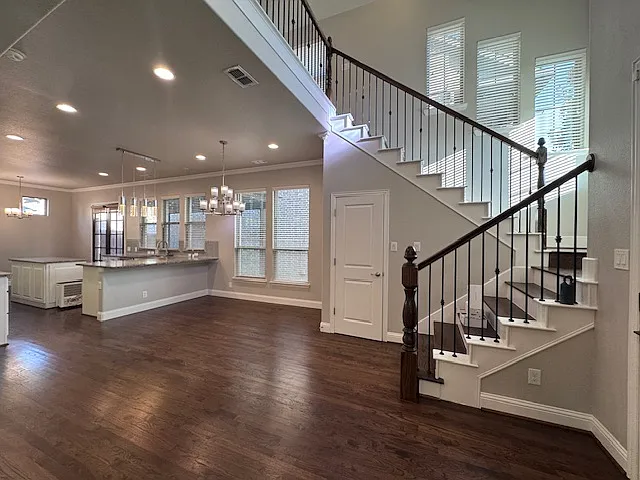 3 bed, 2440 sqft, $3,995 — Photo 3