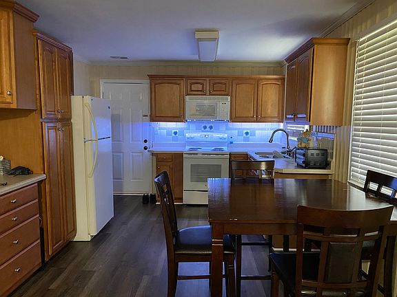 Kitchen and Eat-in Area