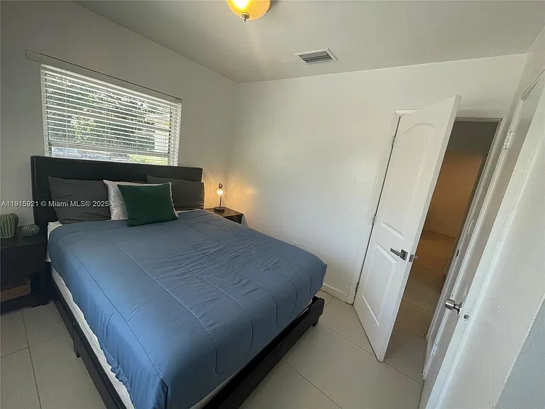 1211 NE 15th Ave #1 — Photo 9