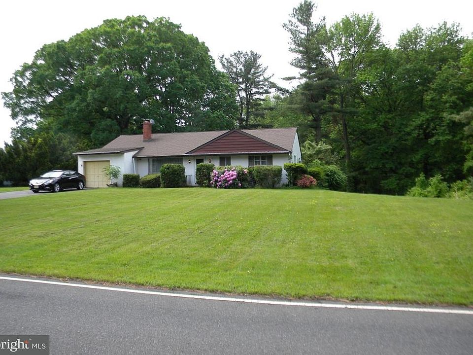 2nd image of 44 White Pine Rd