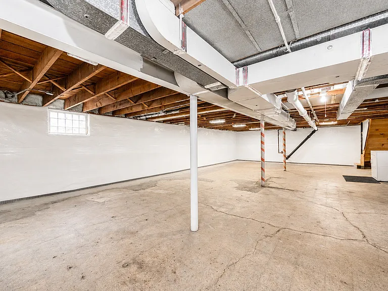 408 S Albert St — Photo 33