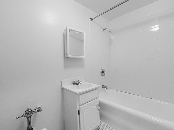 5th image of 323 W 4th St APT 4c