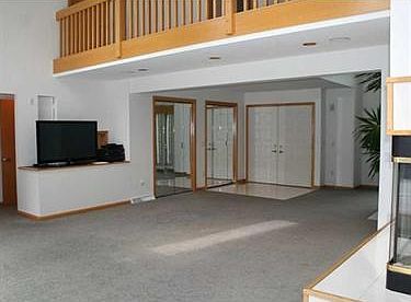 3rd image of 865 Stockbridge Dr